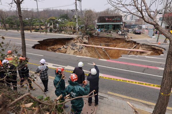 Seoul Sinkhole Swallows a Man