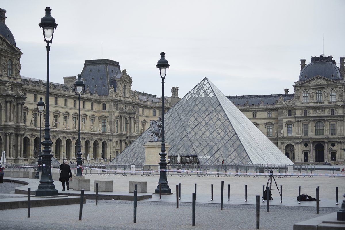 PARIS, FRANCE - OCTOBER 19: The Louvre looks empty during a normally busy sunday on October 19, 2025 in Paris, France. France's Culture Minister, Rachida Dati, announced the closure of the world-famous art museum on X due to the robbery taking place just after the Louvre opened to the public. It is being reported that millions of pound with of historic jewellery belonging to Napoleon and Empress Josephine has been stolen (Photo by Remon Haazen/Getty Images)