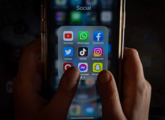 California Considers Limit on Social Media Use